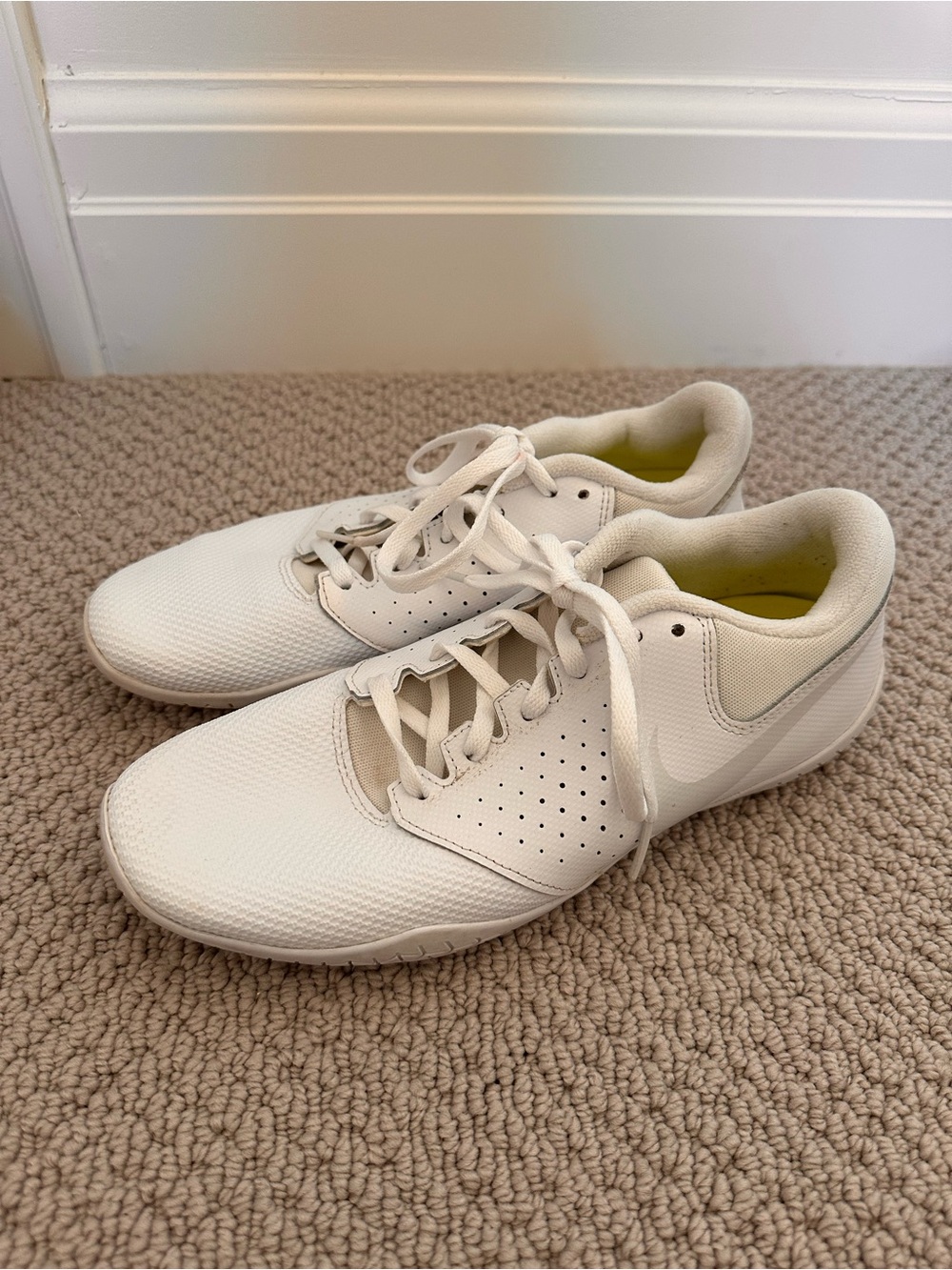 Women’s white Nike cheer shoes 7